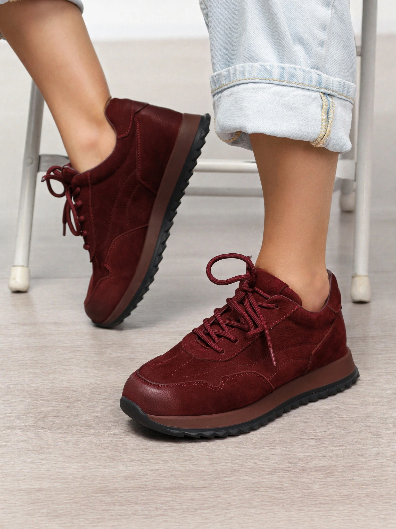 Кроссовки бордового цвета на низкой рельефной подошве